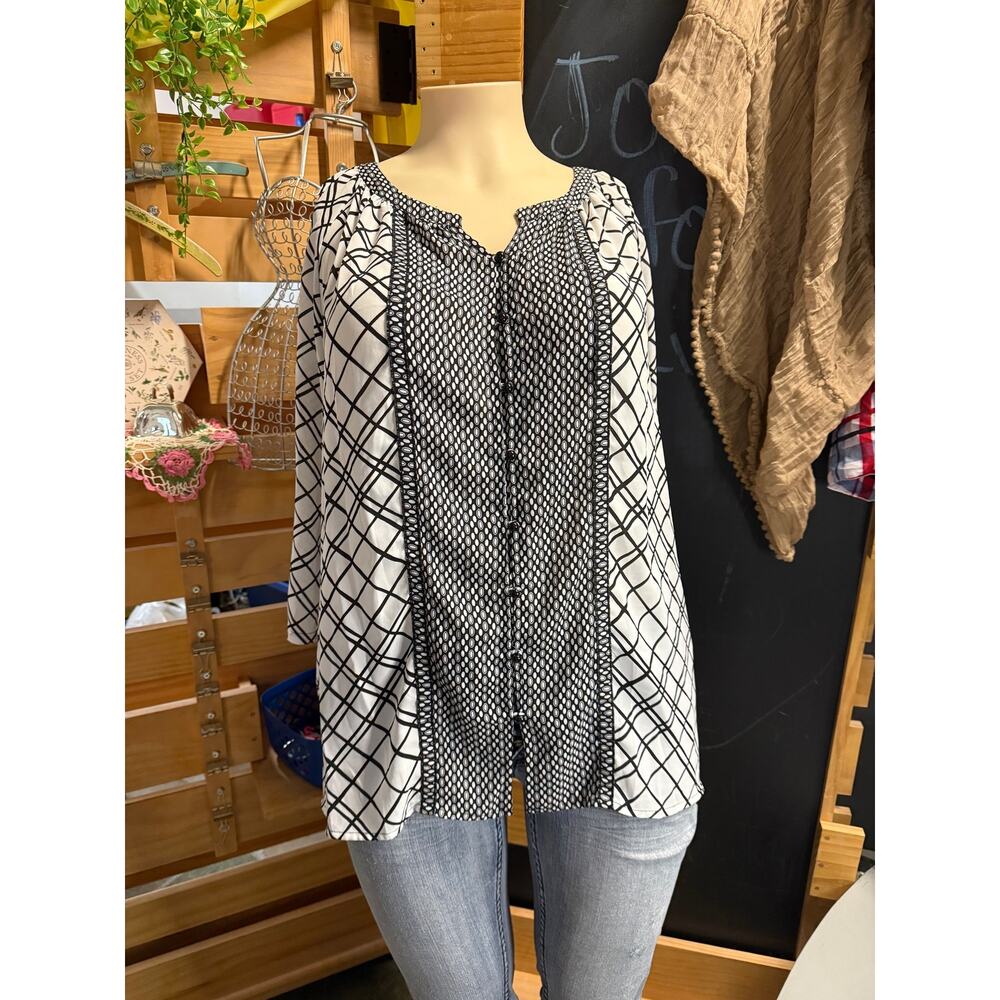Avenue   Button Up Blouse  Size 22/24 in White and Black